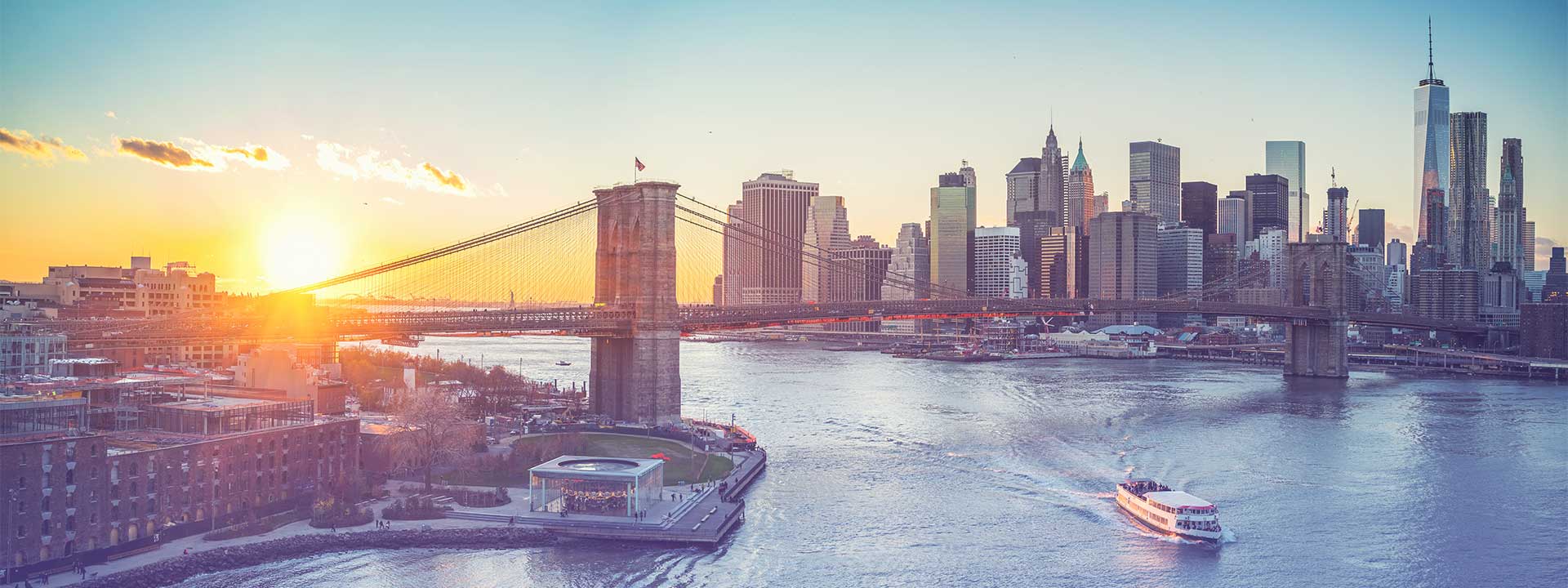 Photo of the Brookyln Bridge with the city skyline in the background